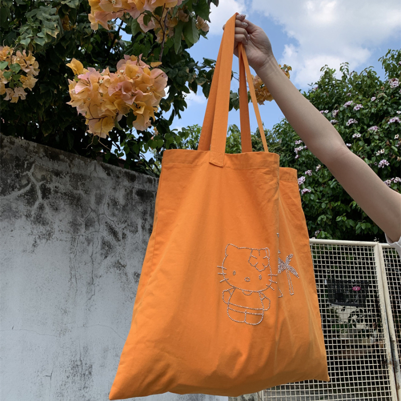 Tote torba — gradski jednostavni stil, poliester, vertikalni kvadratni oblik, otvaranje: otvoreno (gradski jednostavni stil; poliester; vertikalni kvadratni oblik; otvaranje: otvoreno)