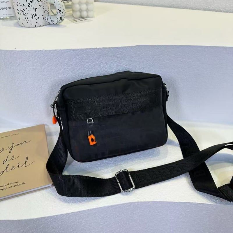 Unisex torbica za kameru preko ramena u korejskom stilu, od najlona, sa zatvaračem, širokom izvezenom trakom i unutarnjim pretincem.