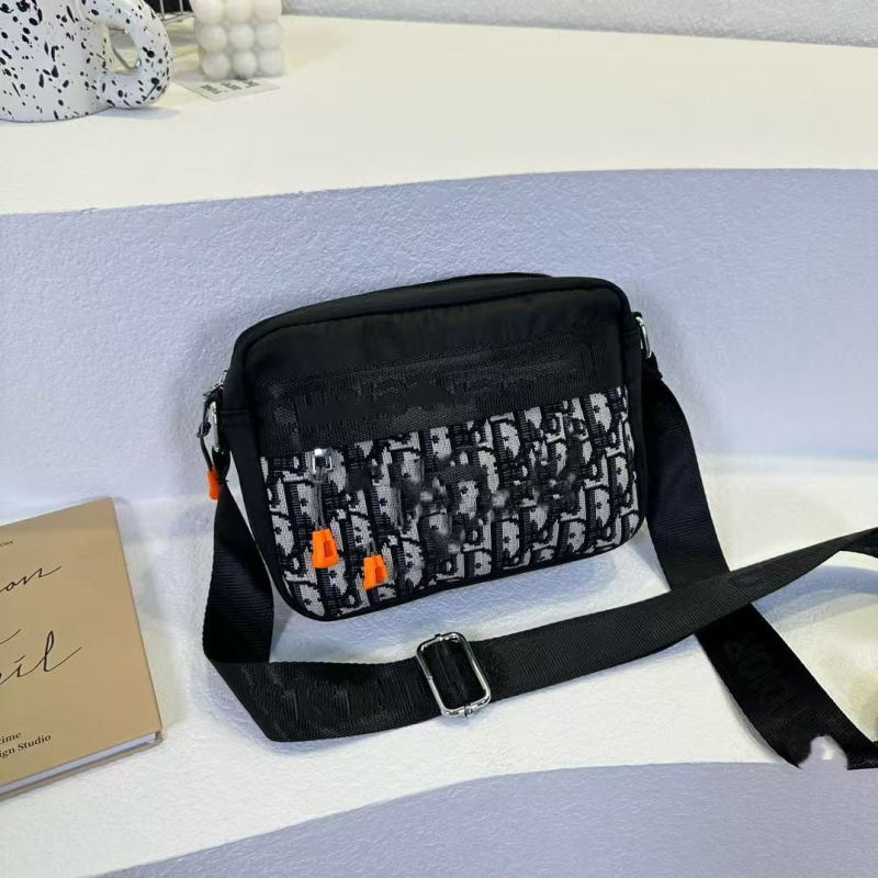 Unisex torbica za kameru preko ramena u korejskom stilu, od najlona, sa zatvaračem, širokom izvezenom trakom i unutarnjim pretincem.
