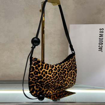 Torba preko ramena ispod pazuha s leopard uzorkom i baguette siluetom (prava koža; podstava od platna; zatvarač; oblik jastuka; džep za mobitel)