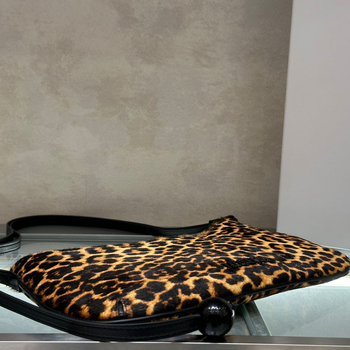 Torba preko ramena ispod pazuha s leopard uzorkom i baguette siluetom (prava koža; podstava od platna; zatvarač; oblik jastuka; džep za mobitel)