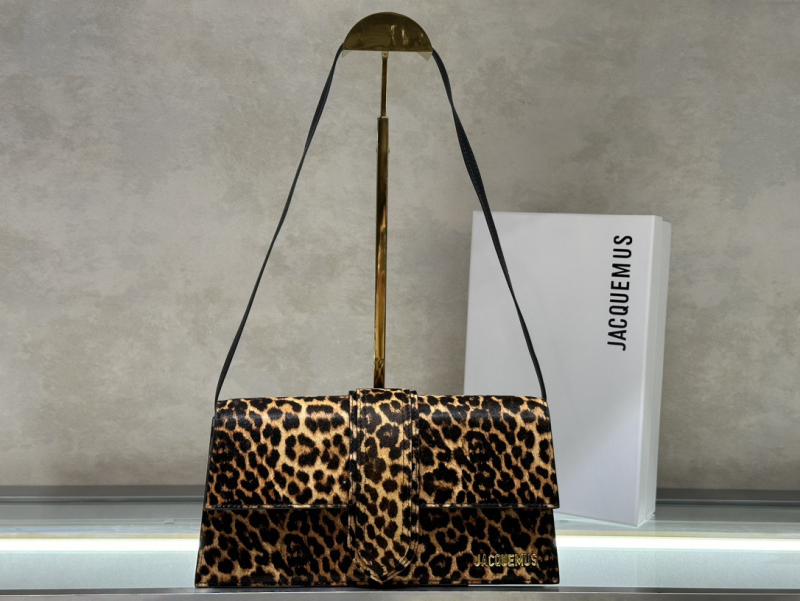 Torba preko ramena ispod pazuha s leopard uzorkom i baguette siluetom (prava koža; podstava od platna; zatvarač; oblik jastuka; džep za mobitel)