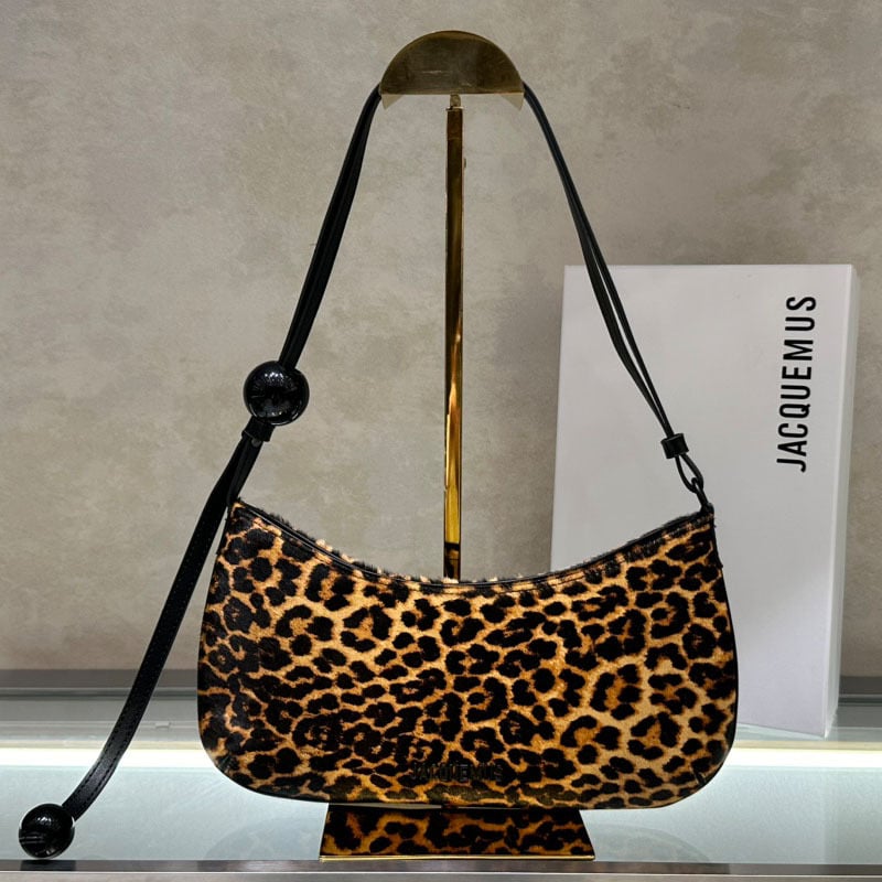 Torba preko ramena ispod pazuha s leopard uzorkom i baguette siluetom (prava koža; podstava od platna; zatvarač; oblik jastuka; džep za mobitel)