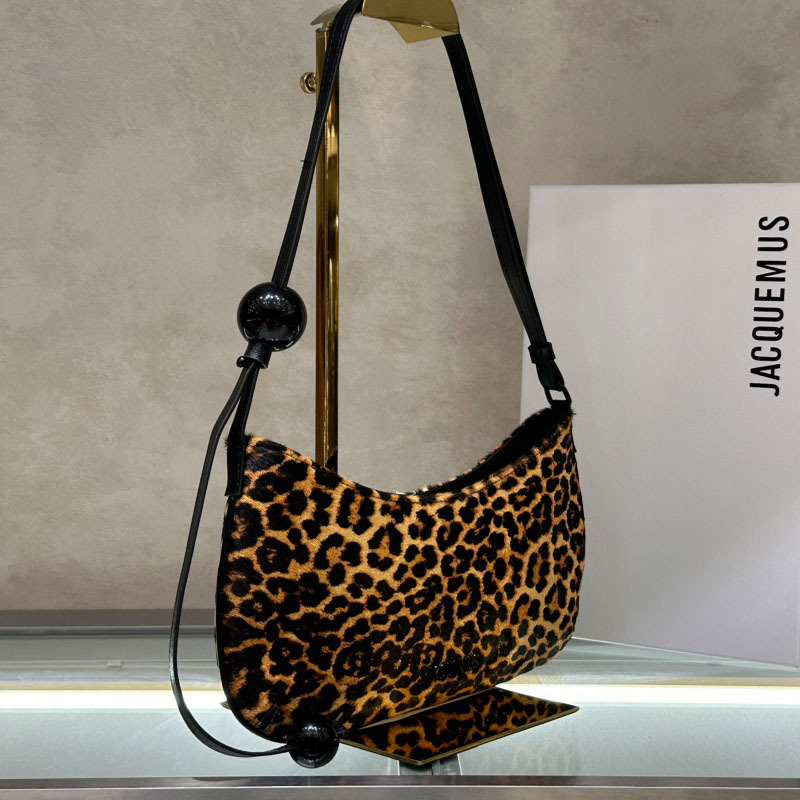 Torba preko ramena ispod pazuha s leopard uzorkom i baguette siluetom (prava koža; podstava od platna; zatvarač; oblik jastuka; džep za mobitel)