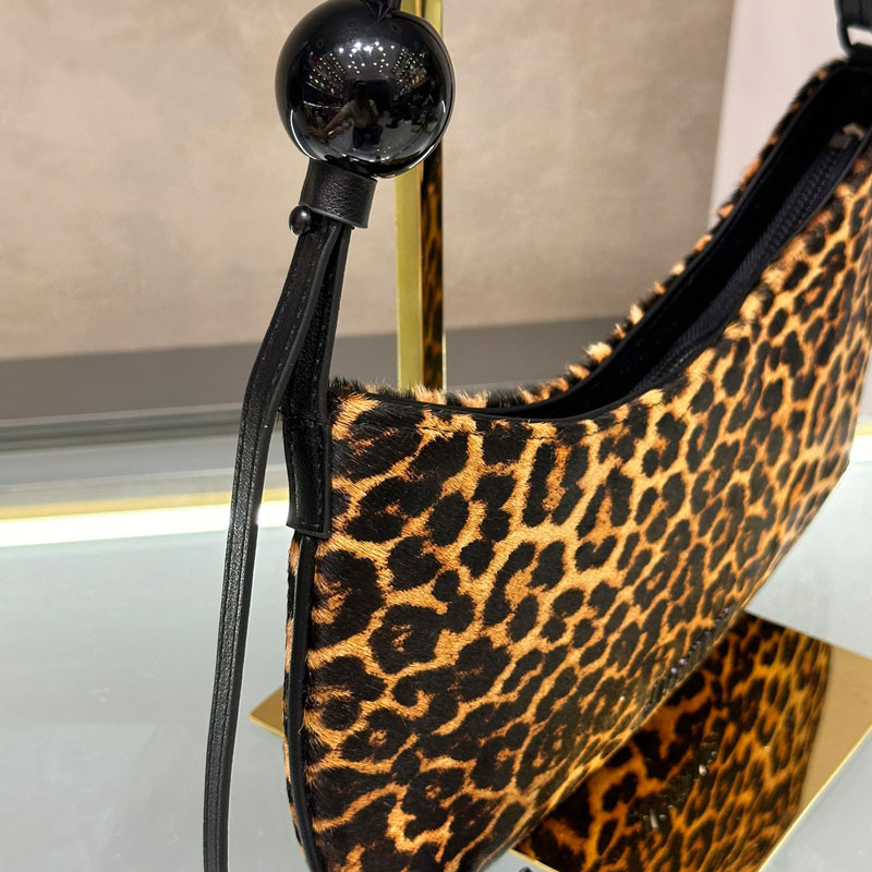 Torba preko ramena ispod pazuha s leopard uzorkom i baguette siluetom (prava koža; podstava od platna; zatvarač; oblik jastuka; džep za mobitel)