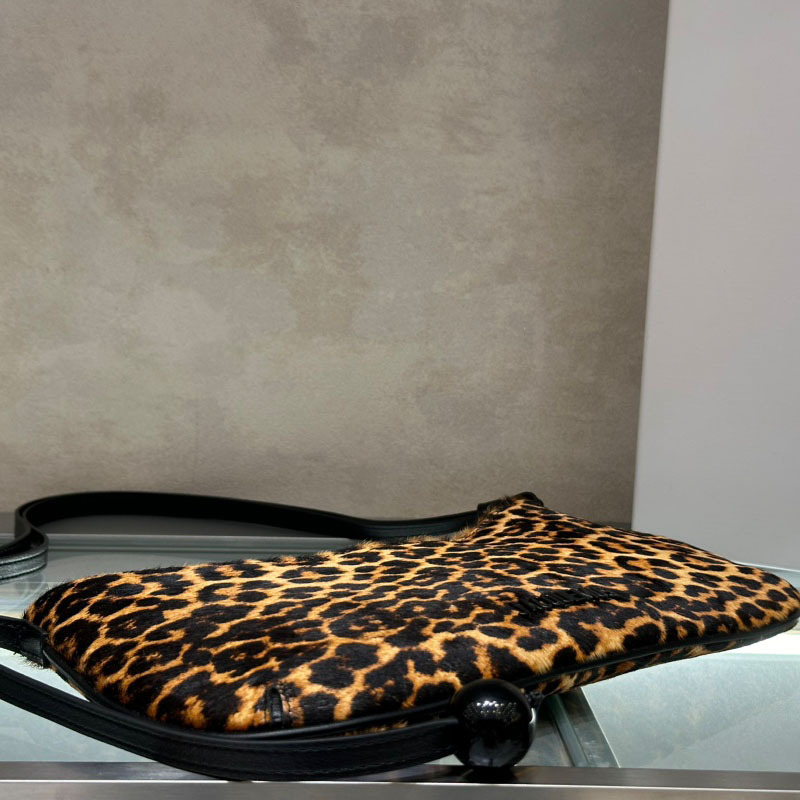 Torba preko ramena ispod pazuha s leopard uzorkom i baguette siluetom (prava koža; podstava od platna; zatvarač; oblik jastuka; džep za mobitel)