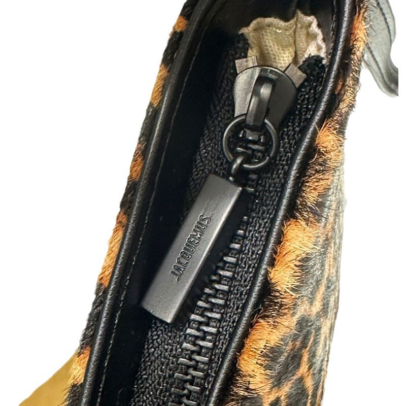 Torba preko ramena ispod pazuha s leopard uzorkom i baguette siluetom (prava koža; podstava od platna; zatvarač; oblik jastuka; džep za mobitel)
