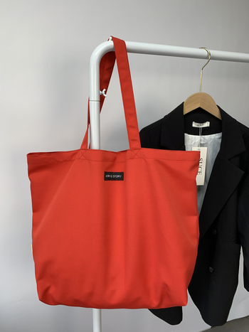 Platnena Tote torba – gradski minimalistički stil, otvoreni gornji dio, horizontalni kvadratni oblik, najlonska podstava, unutarnji džepovi za telefon i identifikacijski dokument