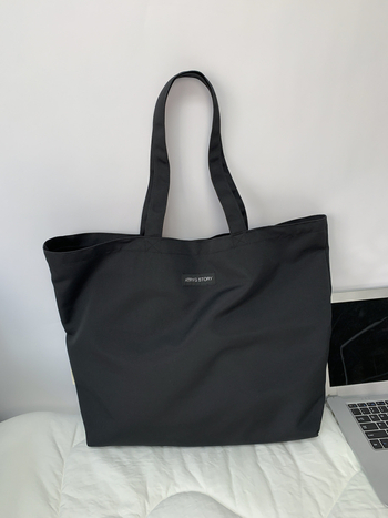 Platnena Tote torba – gradski minimalistički stil, otvoreni gornji dio, horizontalni kvadratni oblik, najlonska podstava, unutarnji džepovi za telefon i identifikacijski dokument