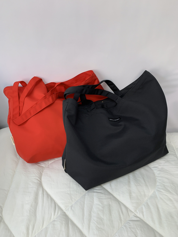 Platnena Tote torba – gradski minimalistički stil, otvoreni gornji dio, horizontalni kvadratni oblik, najlonska podstava, unutarnji džepovi za telefon i identifikacijski dokument