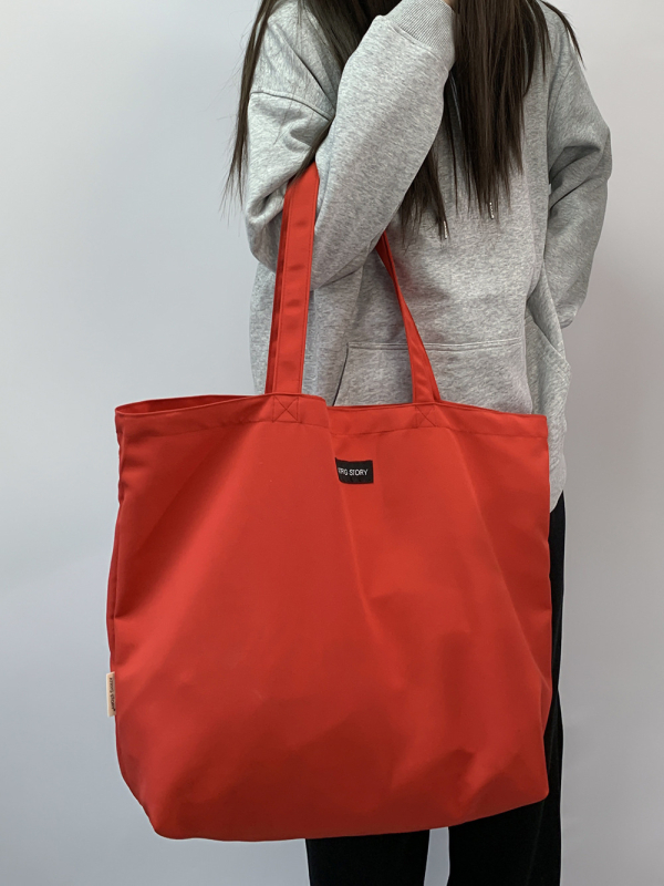 Platnena Tote torba – gradski minimalistički stil, otvoreni gornji dio, horizontalni kvadratni oblik, najlonska podstava, unutarnji džepovi za telefon i identifikacijski dokument