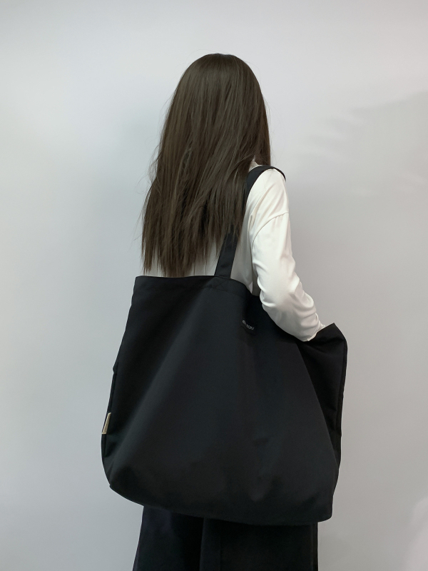 Platnena Tote torba – gradski minimalistički stil, otvoreni gornji dio, horizontalni kvadratni oblik, najlonska podstava, unutarnji džepovi za telefon i identifikacijski dokument