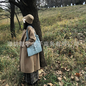 Geantă de umăr din pânză, formă verticală pătrată, buzunar interior pentru telefon, deschidere deschisă, textură moale, două bretele