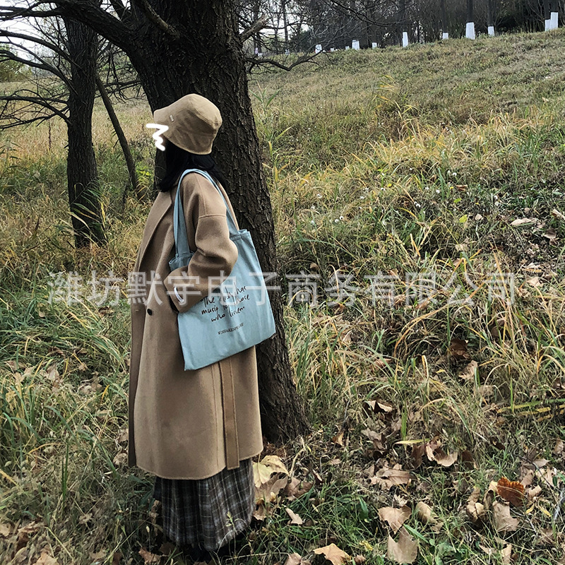 Geantă de umăr din pânză, formă verticală pătrată, buzunar interior pentru telefon, deschidere deschisă, textură moale, două bretele