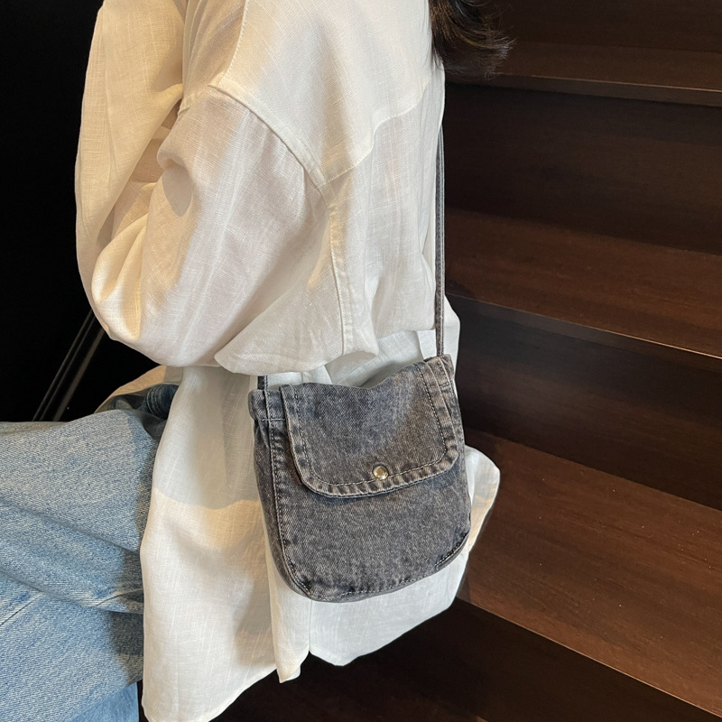 Denim crossbody torba, ovalni oblik, s poklopcem, podstava od poliestera