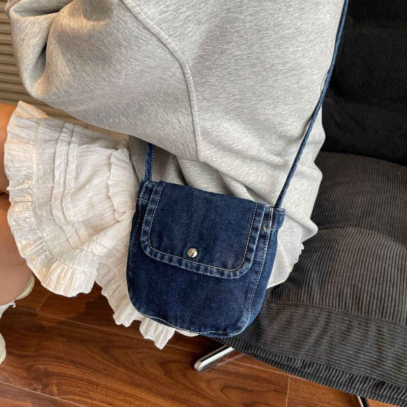 Denim crossbody torba, ovalni oblik, s poklopcem, podstava od poliestera