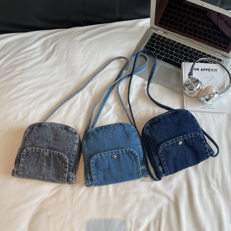 Denim crossbody torba, ovalni oblik, s poklopcem, podstava od poliestera