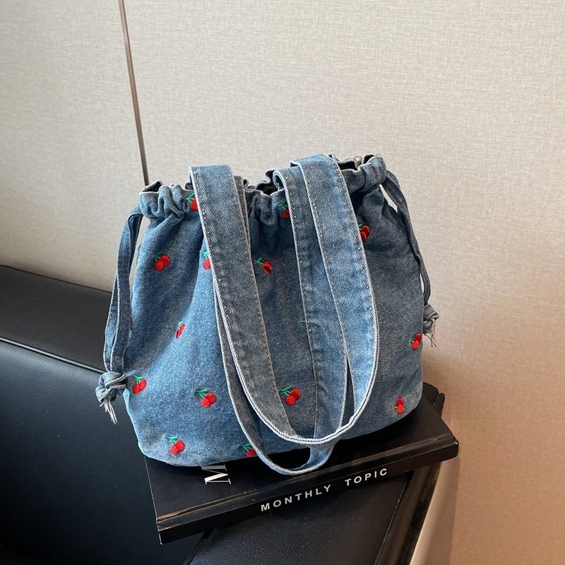 Denim bucket torba sa zatvaranjem na šnuru i džepom za telefon — ulični stil