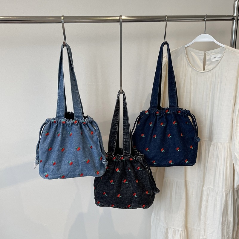 Denim bucket torba sa zatvaranjem na šnuru i džepom za telefon — ulični stil