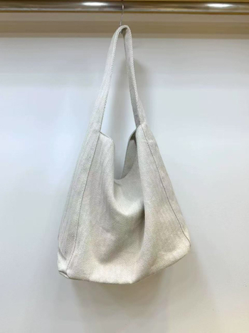 Denim tote torba, gradski minimalistički stil, vertikalni kvadratni oblik, magnetno zatvaranje