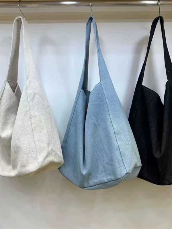 Denim tote torba, gradski minimalistički stil, vertikalni kvadratni oblik, magnetno zatvaranje