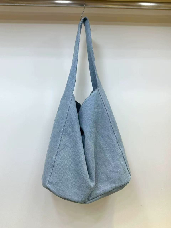 Denim tote torba, gradski minimalistički stil, vertikalni kvadratni oblik, magnetno zatvaranje