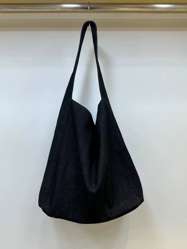 Denim tote torba, gradski minimalistički stil, vertikalni kvadratni oblik, magnetno zatvaranje