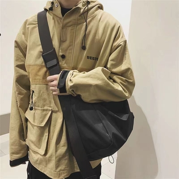Vodootporna muška torba preko ramena, minimalističkog dizajna, kompaktnih dimenzija, sintetička koža, japanski nadahnut stil, casual svakodnevni stil.