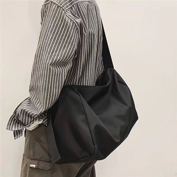 Vodootporna muška torba preko ramena, minimalističkog dizajna, kompaktnih dimenzija, sintetička koža, japanski nadahnut stil, casual svakodnevni stil.