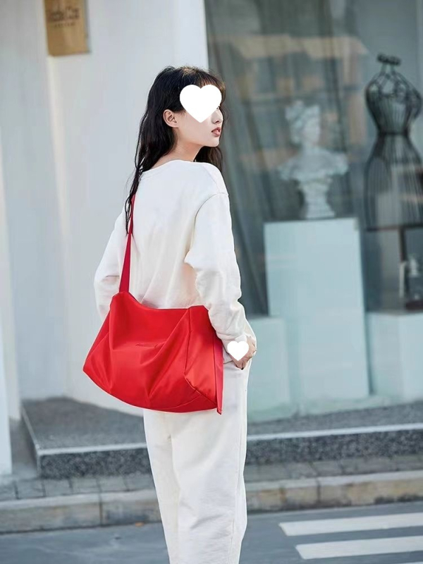 Vodootporna muška torba preko ramena, minimalističkog dizajna, kompaktnih dimenzija, sintetička koža, japanski nadahnut stil, casual svakodnevni stil.