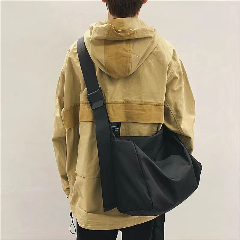 Vodootporna muška torba preko ramena, minimalističkog dizajna, kompaktnih dimenzija, sintetička koža, japanski nadahnut stil, casual svakodnevni stil.
