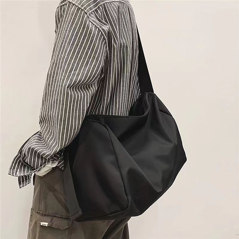 Vodootporna muška torba preko ramena, minimalističkog dizajna, kompaktnih dimenzija, sintetička koža, japanski nadahnut stil, casual svakodnevni stil.