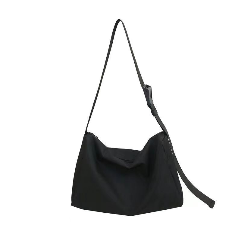 Vodootporna muška torba preko ramena, minimalističkog dizajna, kompaktnih dimenzija, sintetička koža, japanski nadahnut stil, casual svakodnevni stil.