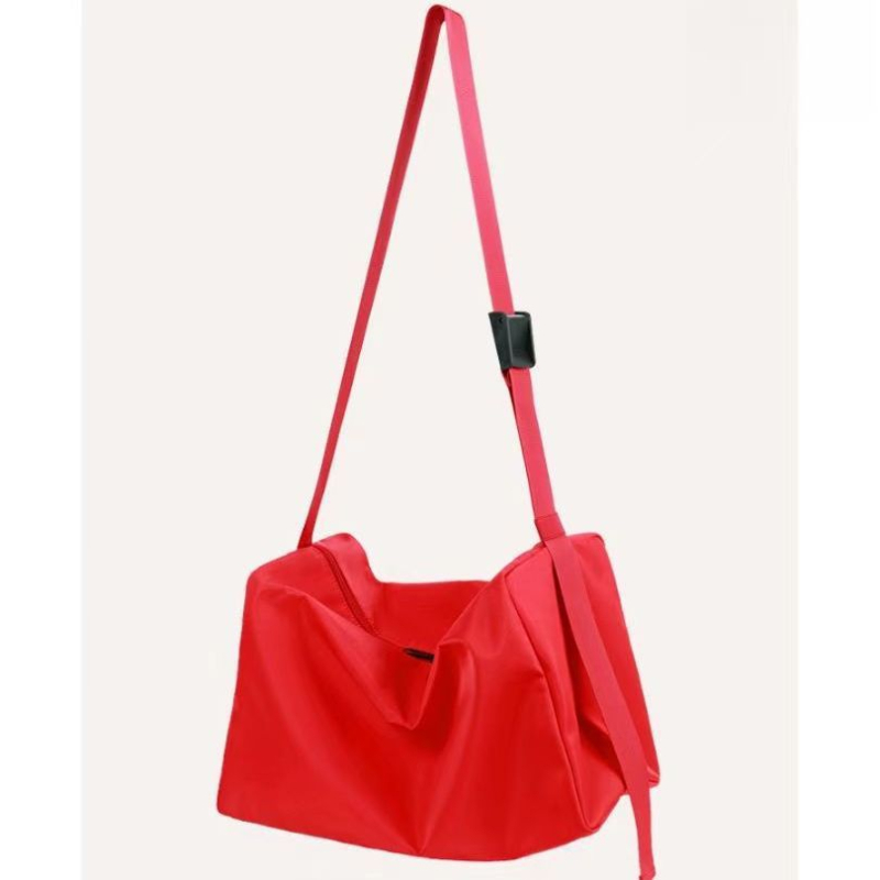 Vodootporna muška torba preko ramena, minimalističkog dizajna, kompaktnih dimenzija, sintetička koža, japanski nadahnut stil, casual svakodnevni stil.