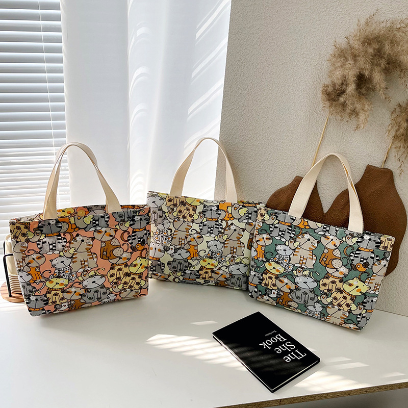 Tote torba u stilu Urban simplicity; platno; magnetno zatvaranje; laminirana unutarnja džep s zatvaračem