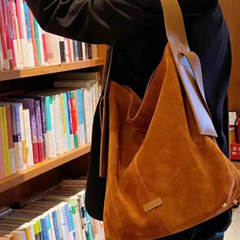 Valódi bőrből készült tote táska, őz bőr textúrával, függőleges négyszögletes forma, egy vállpánt, nyitott felső résszel és dokumentum-zsebbel