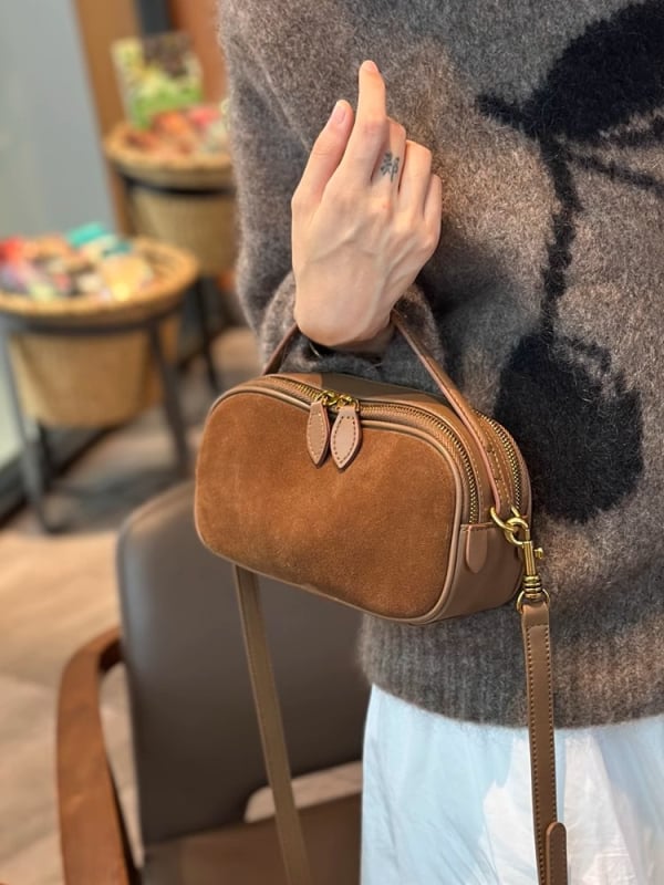 Ženska torba od prave kože, mat tekstura, mali kvadratni stil, horizontalni oblik, zatvaranje na zip