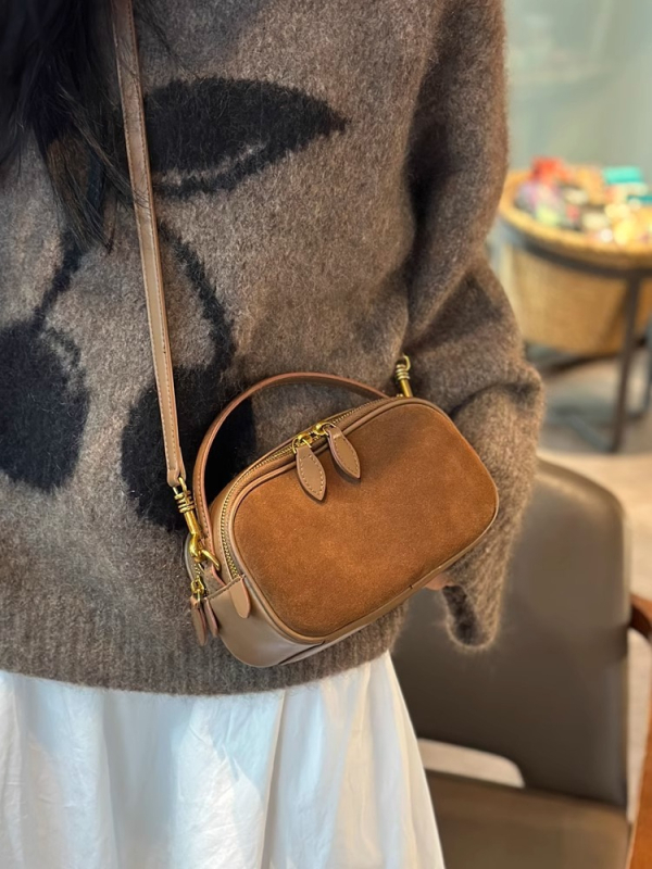 Ženska torba od prave kože, mat tekstura, mali kvadratni stil, horizontalni oblik, zatvaranje na zip