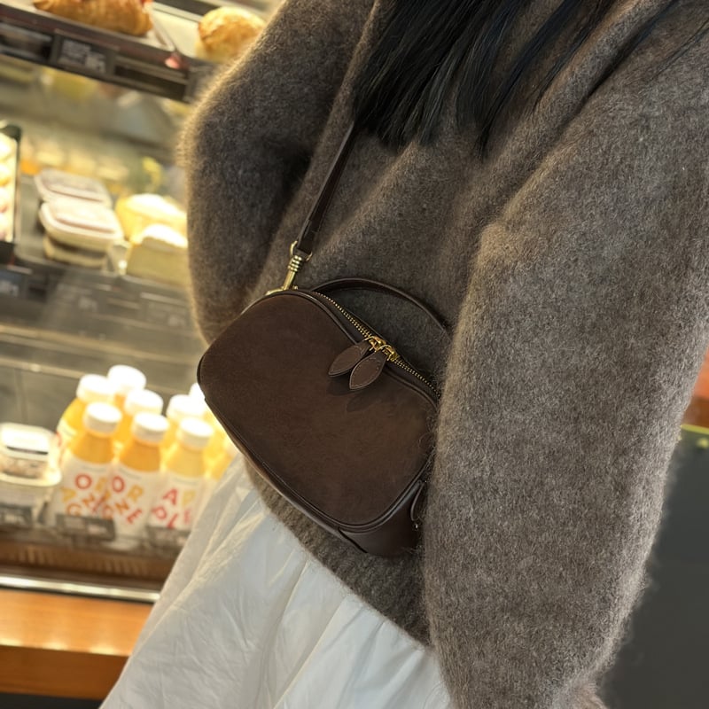 Ženska torba od prave kože, mat tekstura, mali kvadratni stil, horizontalni oblik, zatvaranje na zip