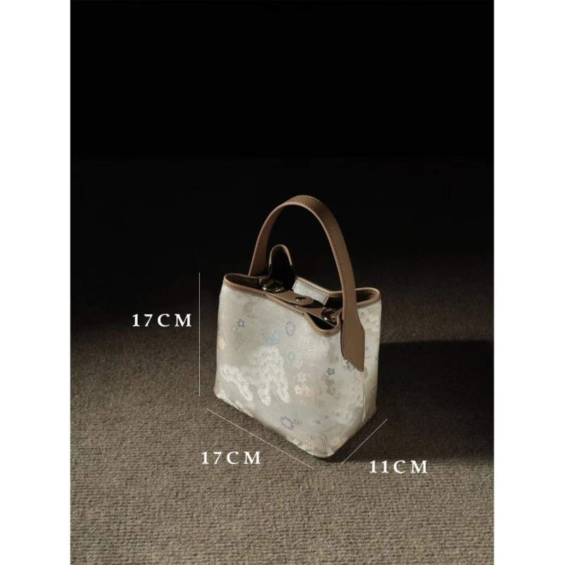 Bucket torba u urbanom jednostavnom stilu, svila materijal, PU podstava, tridimenzionalni vanjski oblik, otvoreni vrh, dvostruke naramenice, unutarnji džepovi za telefon i identifikacijsku karticu, proljeće 2025.