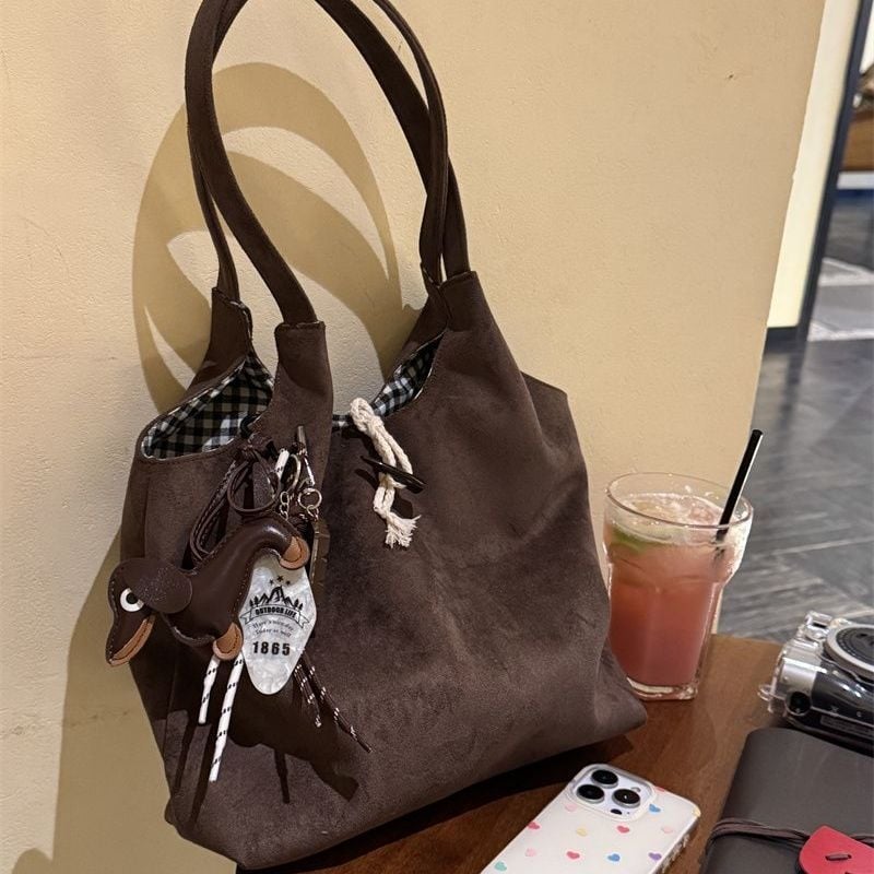 Torba preko ramena od velur kože jelena – gradski minimalistički stil, uspravni kvadratni oblik, zatvaranje kopčom, podstava od poliestera, džep za telefon, dvostruki remeni