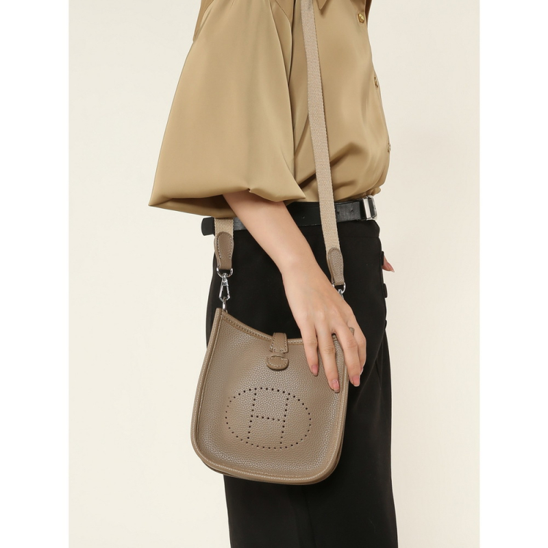 Geantă Evelyn pentru femei: din piele naturală pentru telefon mobil, formă găleată, închidere magnetică, căptușeală din piele de bovine (Material: Piele naturală; Stil: Geantă pentru telefon; Formă: Găleată; Închidere: Magnetic)