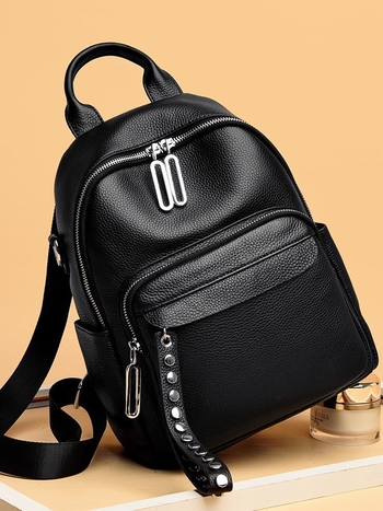 Moteriška odinė kuprinė, pirmo sluoksnio karvės odos, užtrauktukas, poliesterio pamušalas, vertikali kvadrato formos, vidiniai kišenės su užtrauktuku ir kišenė telefonui, pečių dirželiai