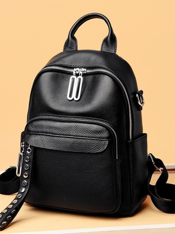 Moteriška odinė kuprinė, pirmo sluoksnio karvės odos, užtrauktukas, poliesterio pamušalas, vertikali kvadrato formos, vidiniai kišenės su užtrauktuku ir kišenė telefonui, pečių dirželiai