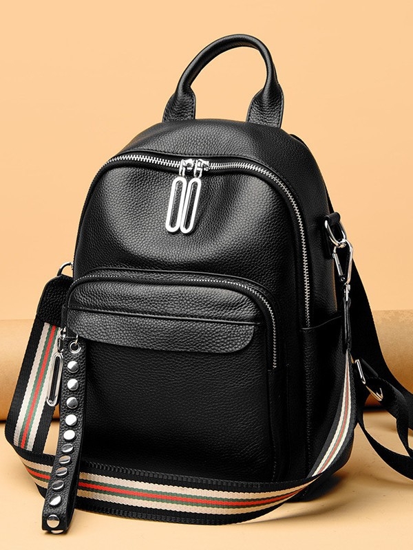 Moteriška odinė kuprinė, pirmo sluoksnio karvės odos, užtrauktukas, poliesterio pamušalas, vertikali kvadrato formos, vidiniai kišenės su užtrauktuku ir kišenė telefonui, pečių dirželiai