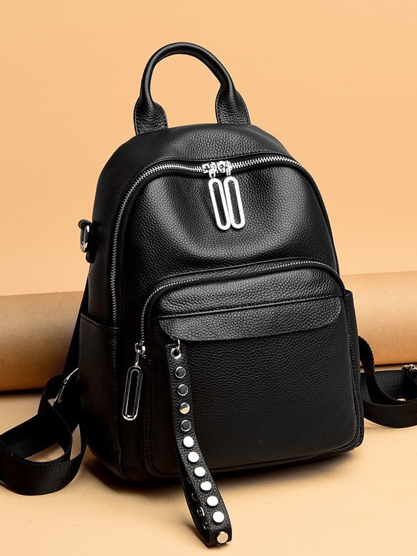 Moteriška odinė kuprinė, pirmo sluoksnio karvės odos, užtrauktukas, poliesterio pamušalas, vertikali kvadrato formos, vidiniai kišenės su užtrauktuku ir kišenė telefonui, pečių dirželiai