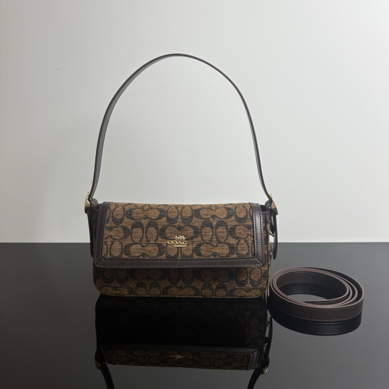 Geantă crossbody din piele naturală, formă orizontală pătrată, închidere magnetică, buzunare interioare pentru telefon, documente, buzunar laminat cu fermoar și buzunar pentru aparat — Toamna 2025