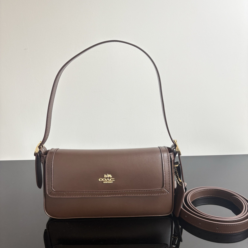 Geantă crossbody din piele naturală, formă orizontală pătrată, închidere magnetică, buzunare interioare pentru telefon, documente, buzunar laminat cu fermoar și buzunar pentru aparat — Toamna 2025