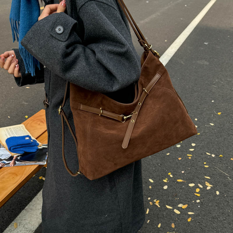 Ženska tote torba od velura, gradski stil, vodoravni kvadratnog oblika, zatvaranje zipom, unutarnji džep za mobitel, jedna naramenica