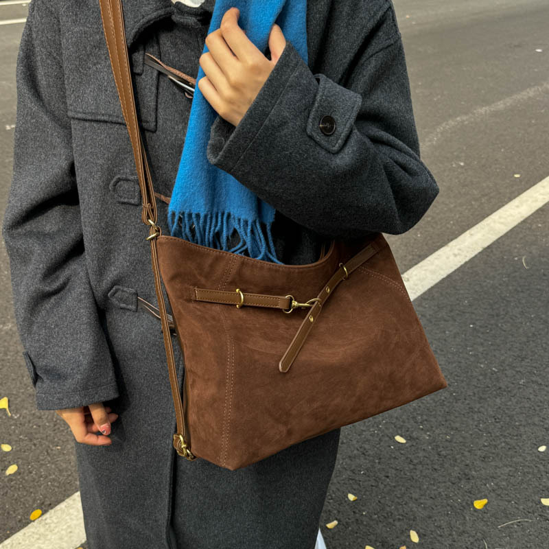 Ženska tote torba od velura, gradski stil, vodoravni kvadratnog oblika, zatvaranje zipom, unutarnji džep za mobitel, jedna naramenica